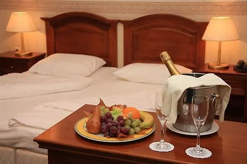 Szidonia Castle מלון Röjtökmuzsaj