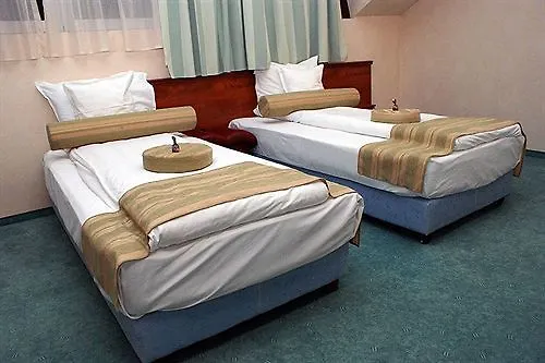 Szidonia Castle מלון