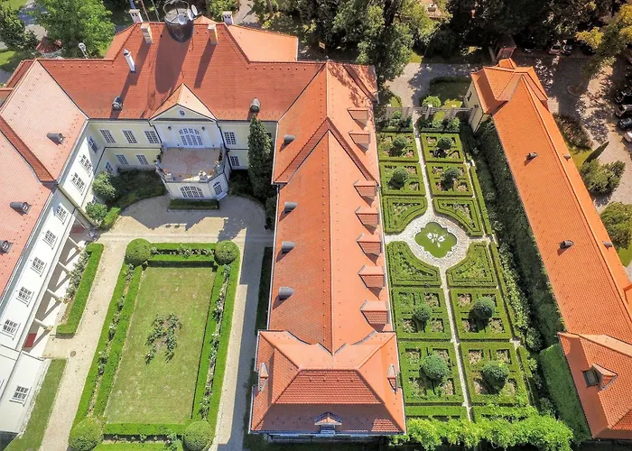 Szidonia Castle מלון 4*